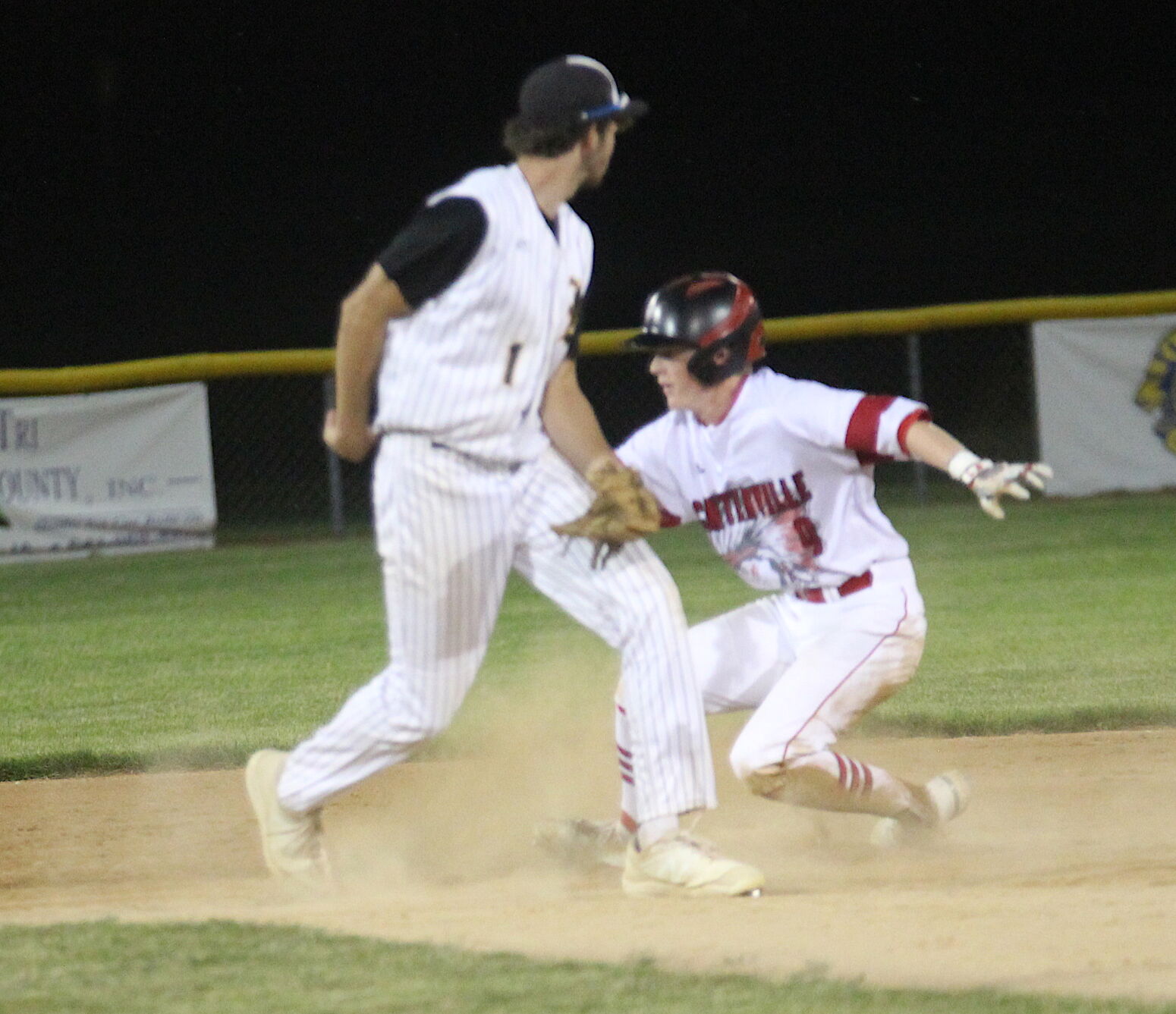 Split decision between Big Reds and Rockets (2-3 column photo)